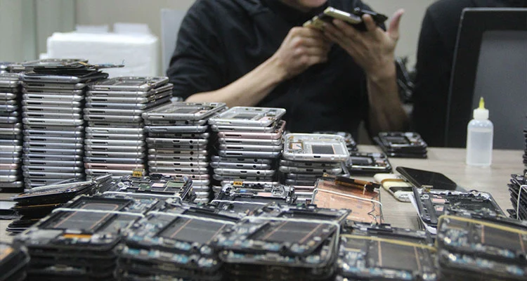iPhone LCD စခရင်ဈေးနှုန်းများသည် 2026 ခုနှစ်တွင် ကွဲပြားနေသည်- ပြုပြင်ရေးဆိုင်များသည် အဘယ်ကြောင့် ပြန်လည်ပြုပြင်မွမ်းမံထားသော Original Display များဆီသို့ ပြန်ပြောင်းနေကြသည်
